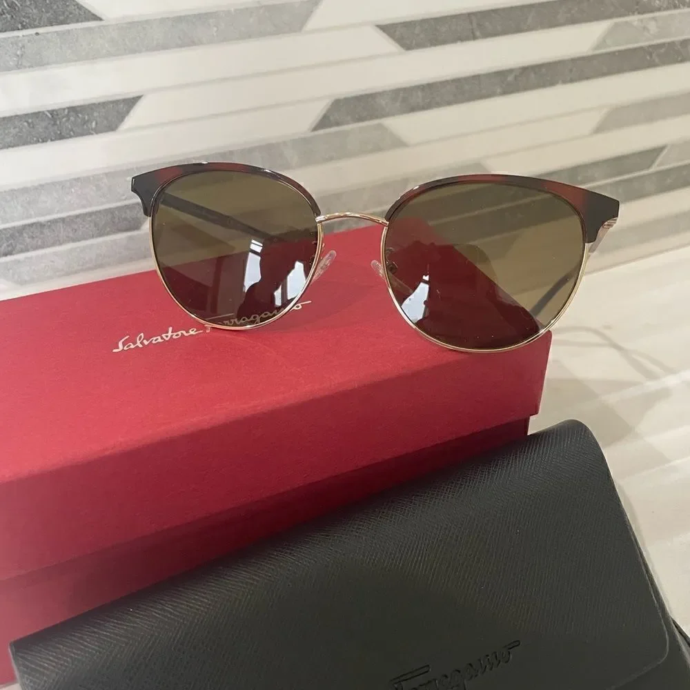 NIB SALVATORE FERRAGAMO SF2201S-723-53 Ladies Sunglasses